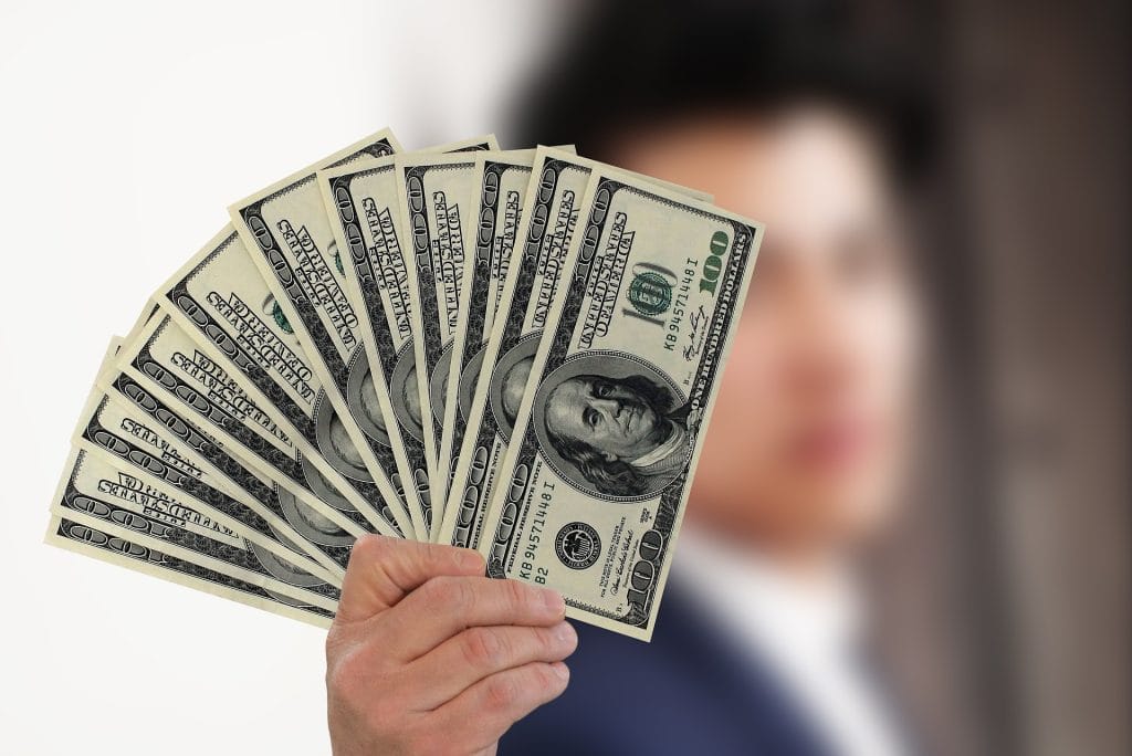 Mann mit Dollarscheinen