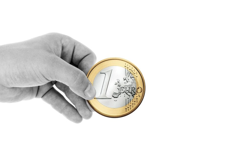 Hand mit Euromünze