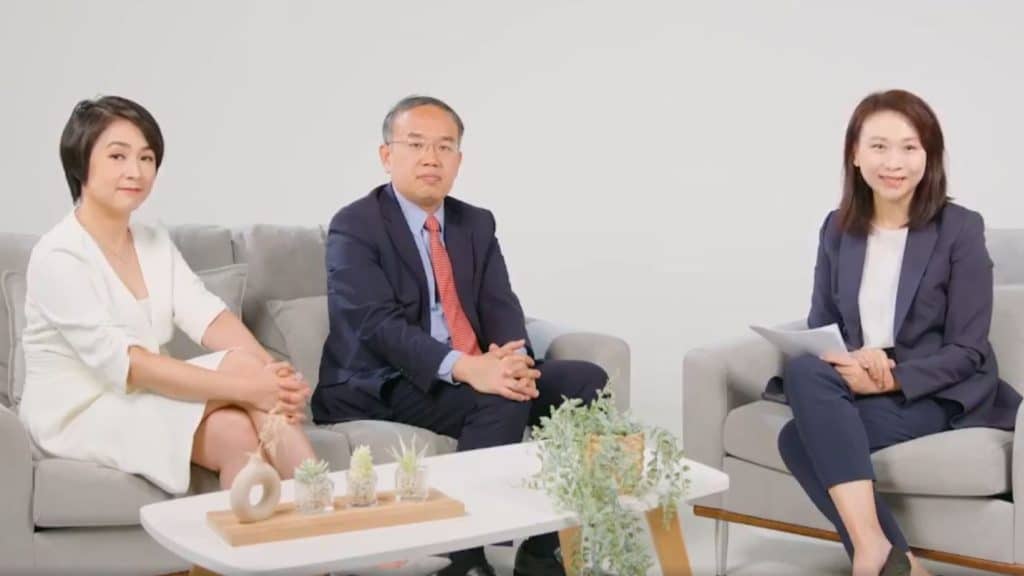 Christian Hui lors d'une conference avec la commission des valeurs mobilières de Hong Kong