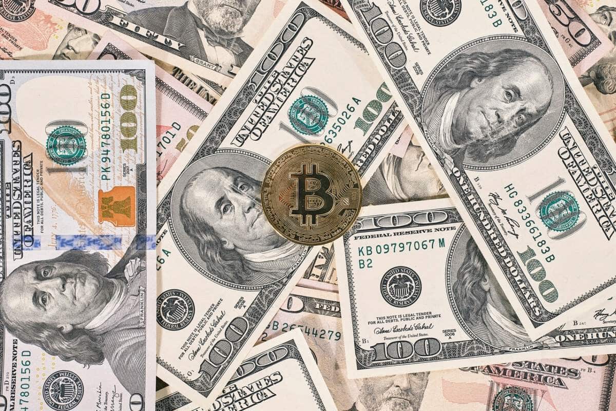 大量の100ドル札