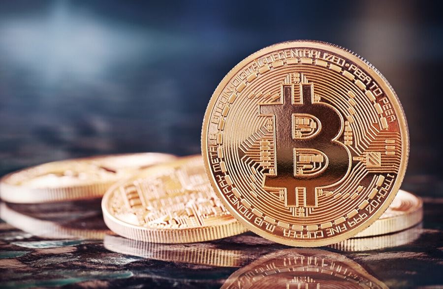 ビットコインのロゴと硬貨