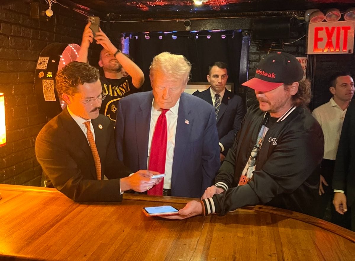 トランプ氏がビットコイン決済する様子