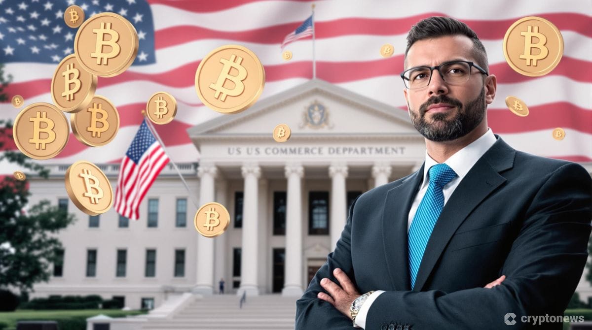 米商務省ビル前に立つラトニック新商務長官と仮想通貨のシンボル