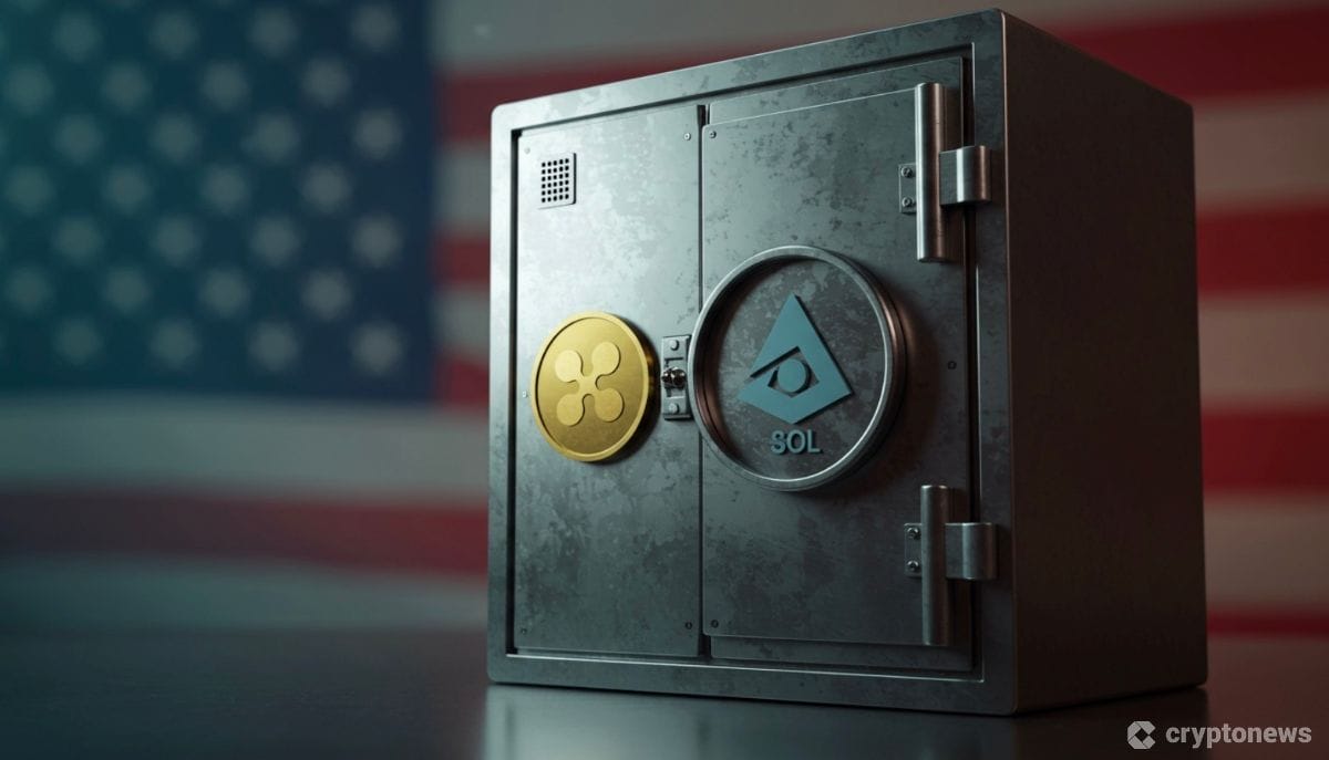 米国旗を背景にXRP、SOL、ADAのロゴが描かれたデジタル金庫のイメージ