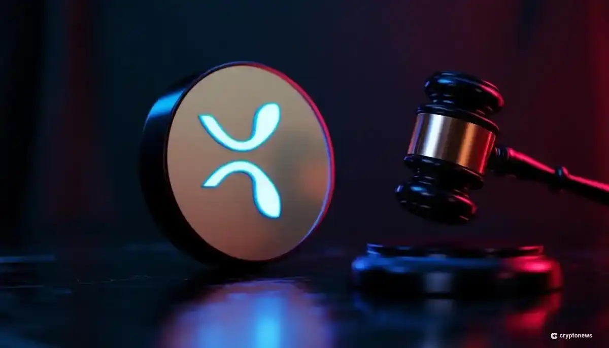 裁判官の小槌とリップル（XRP）のロゴが並び、裁判所の決定を象徴する画像