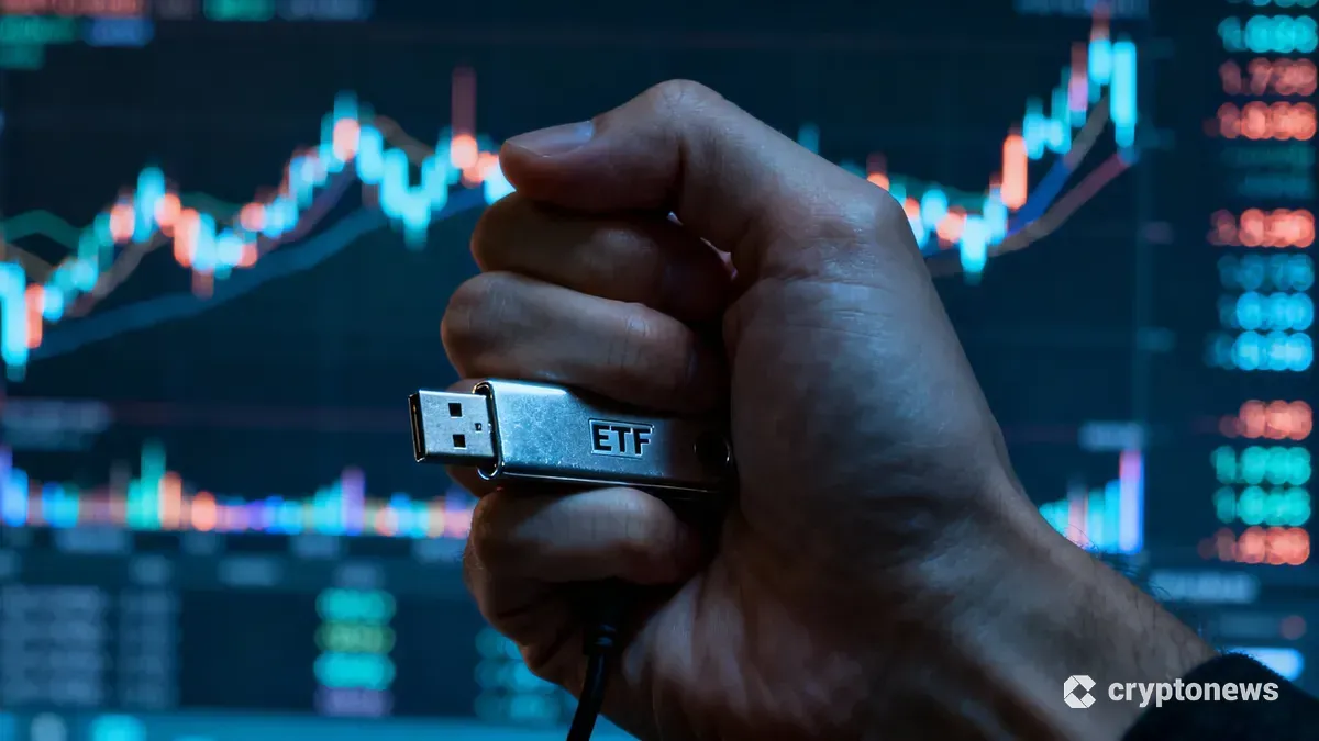 ハードウェアウォレットを握りしめる手と背景のETF市場チャート