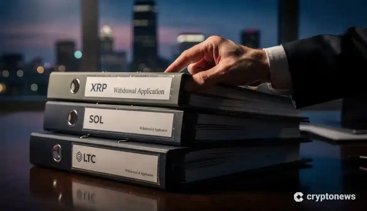 オフィスデスク上でXRPとSOLのロゴが入ったETF申請書類が閉じられる様子