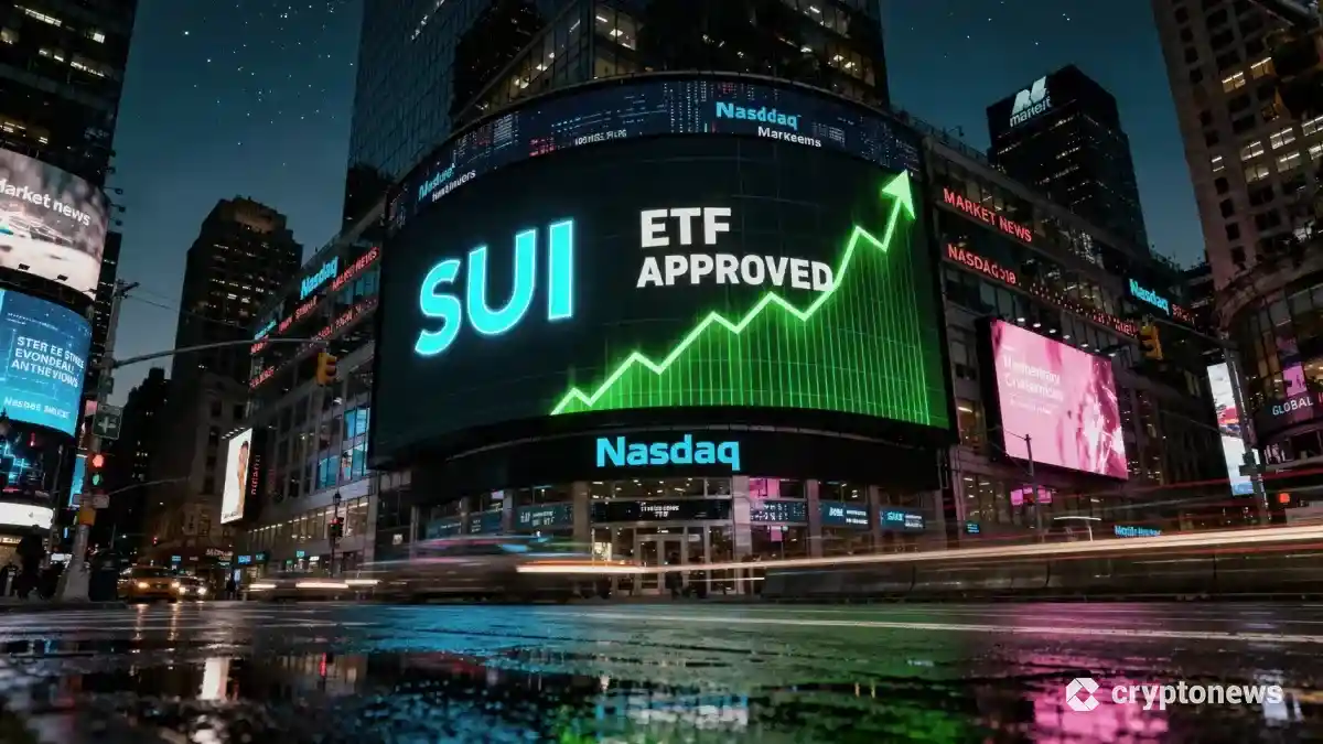 ニューヨークのタイムズスクエアにあるナスダックの巨大スクリーンにSUIのロゴとETF承認の文字が輝いている様子