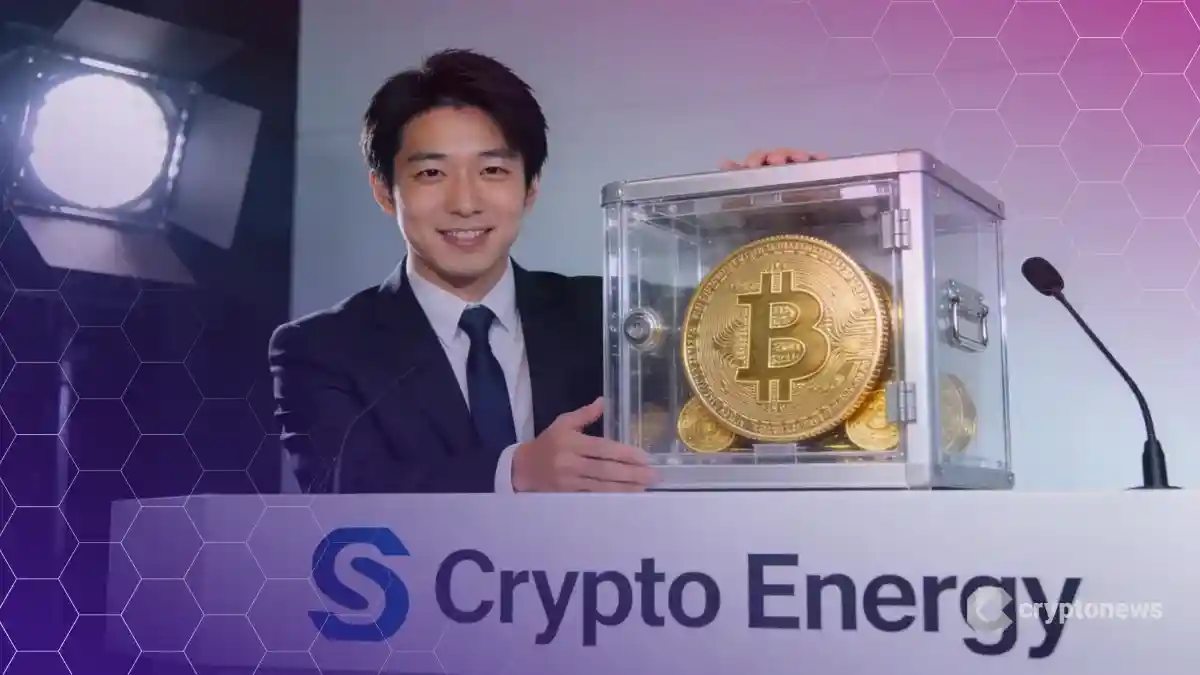 記者会見でS Crypto Energyの新戦略を発表し、企業の財務資産としてのビットコインを象徴的に提示する若い日本人経営者