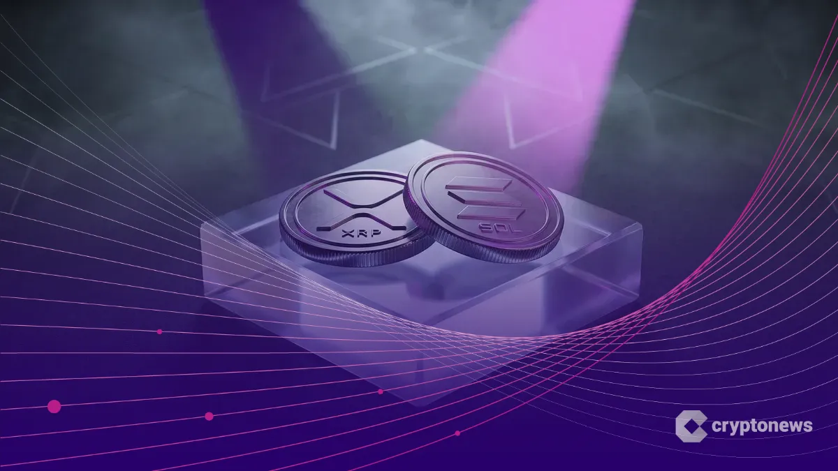 透明なクリスタルの台座に鎮座するXRPとSOLのコイン、法的明確化を象徴