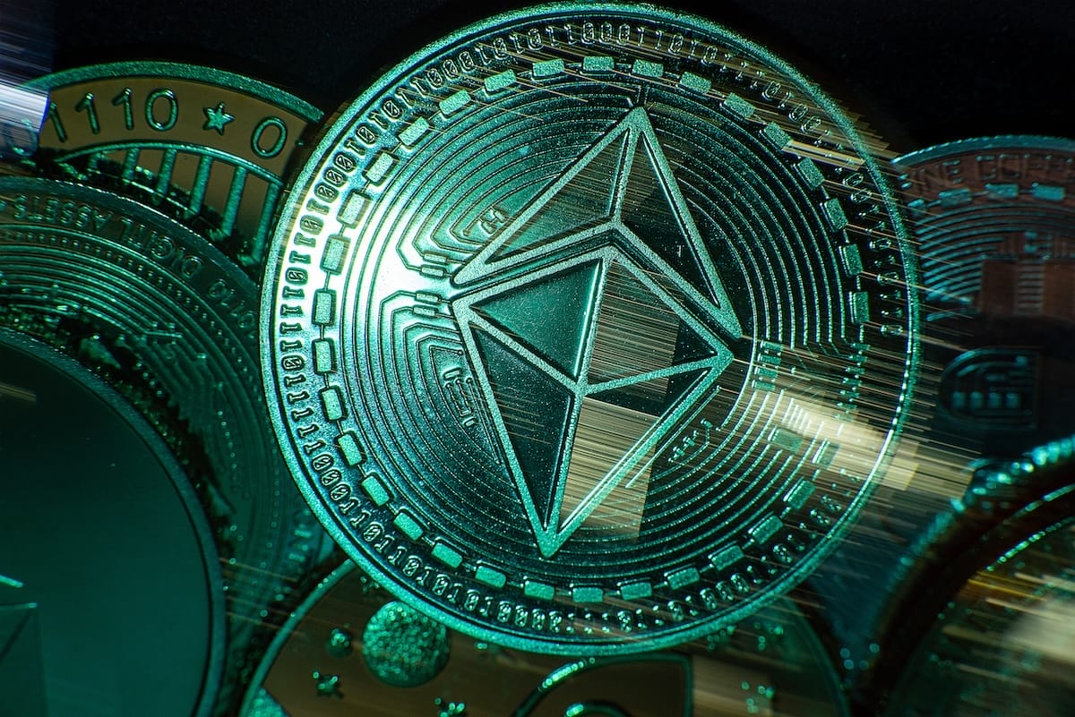 شعار إيثيريوم محاطاً بشعارات أخرى