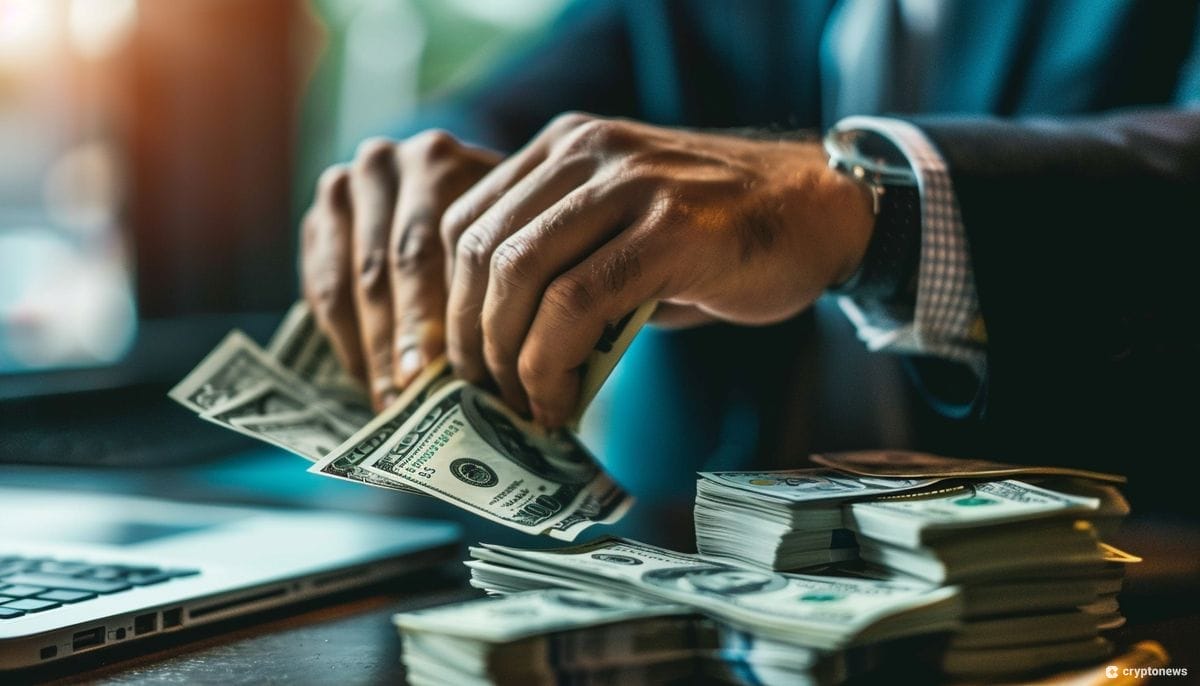 رجل يرتدي بذلة يستخدم آلة مخصصة لحساب عدد الأوراق النقدية