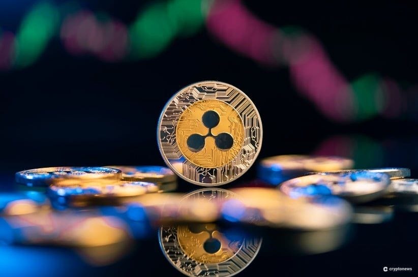 عملةٌ معدنية تحمل شعار ريبيل تقف فوق عملاتٍ أخرى
