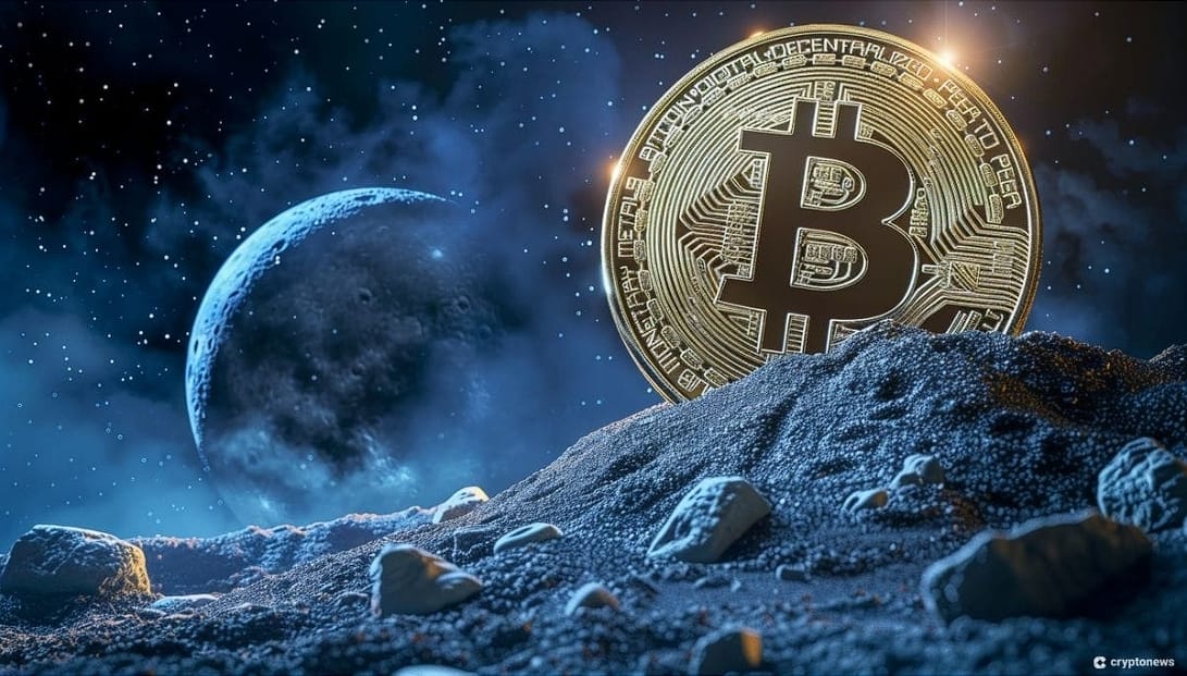 عملة بيتكوين على القمر، وخلفها الأرض