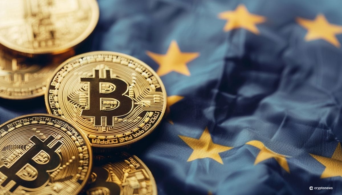عملات معدنية ترمز لبيتكوين وخلفها علم الاتحاد الأوروبي