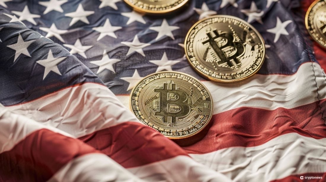 علم الولايات المتحدة وفوقه عملات ذهبية تحمل شعار بيتكوين
