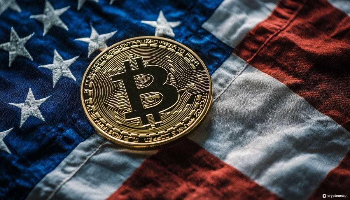 علم الولايات المتحدة الأمريكية وفوقه عملة ذهبية تحمل شعار بيتكوين