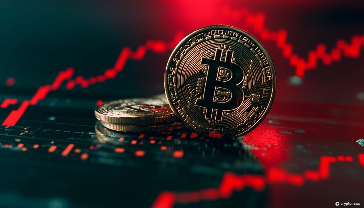 عملات ذهبية تحمل شعار بيتكوين وفي الخلفية شمعات تداول حمراء