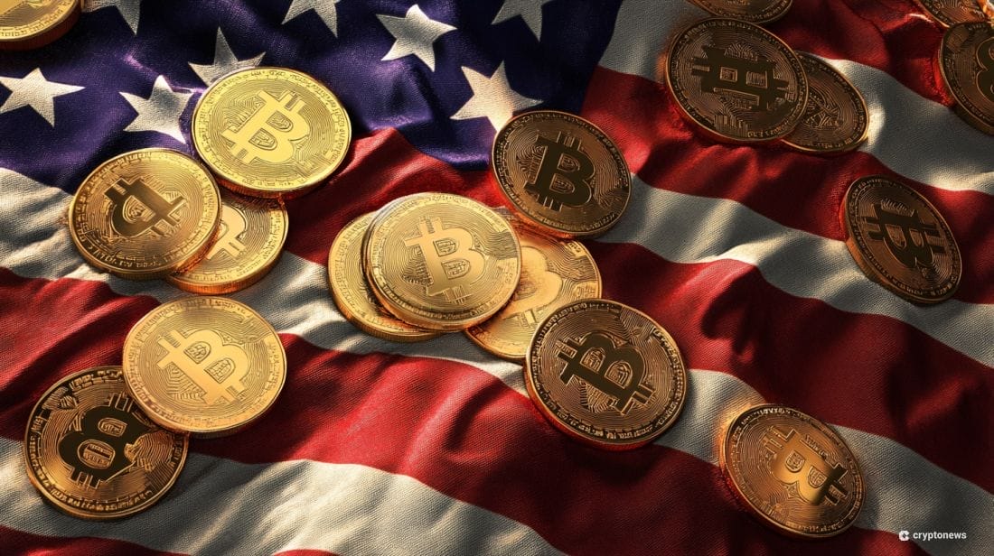 عملات معدنية ترمز لبيتكوين متناثرة على العلم الأمريكي