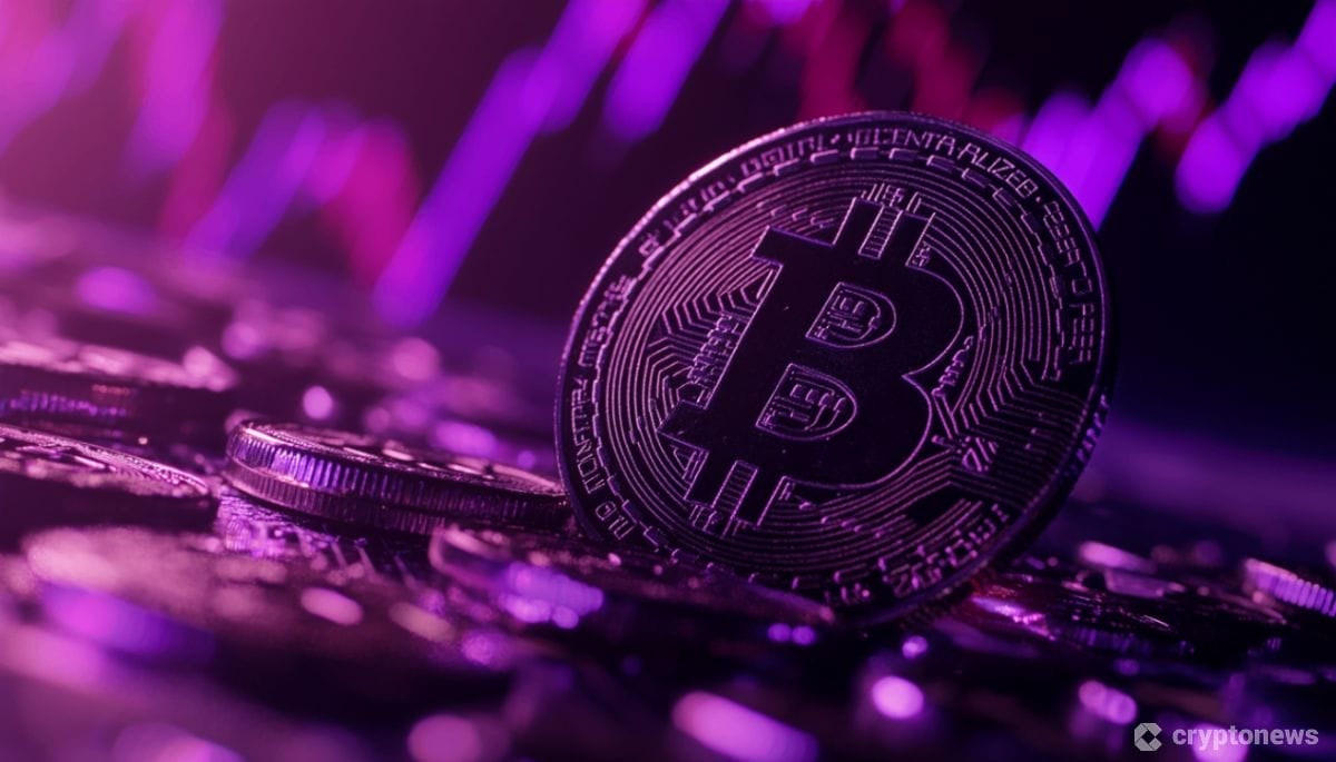 عملة برونزية تحمل شعار بيتكوين وفي الخلفية مخطط بياني للأسعار
