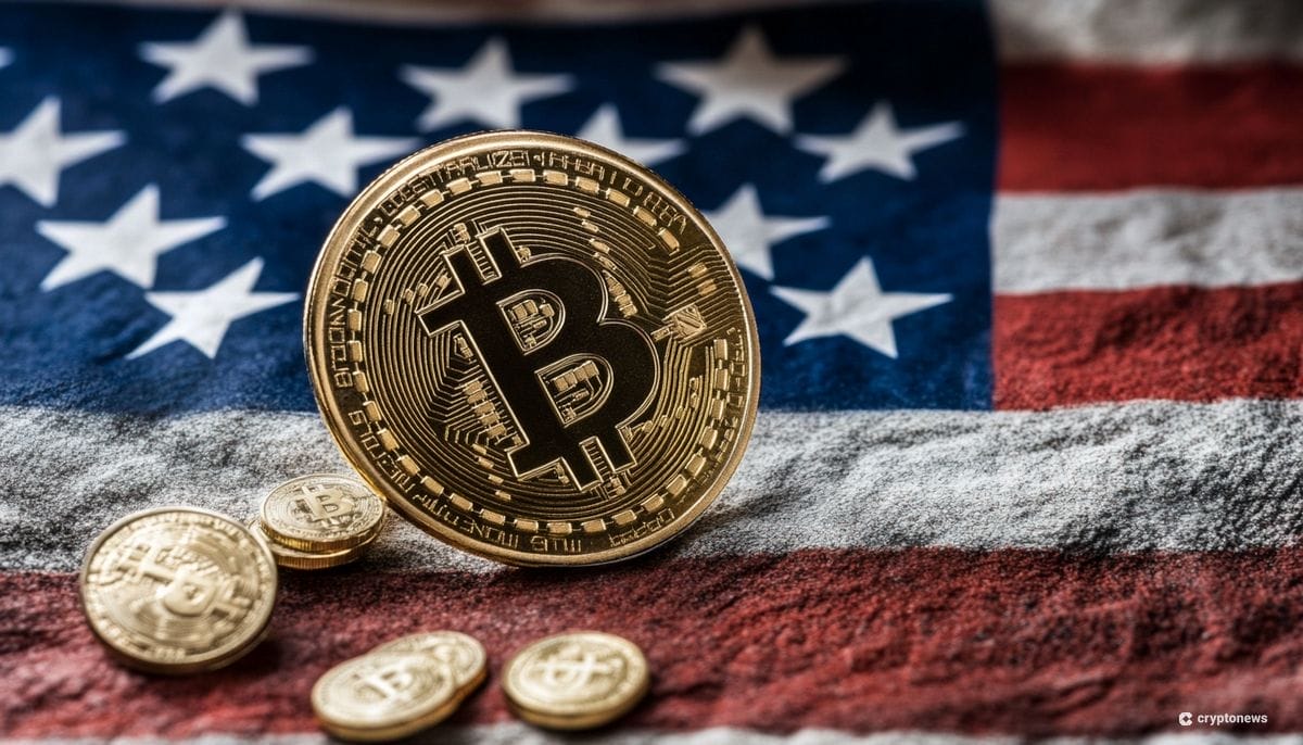 عملة بيتكوين من ورائها علم الولايات المتحدة مصنوع من الرمال الملونة وإلى جانبها عملات أخرى