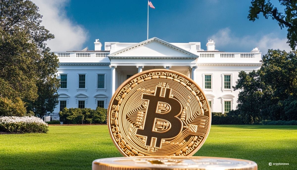 عملة ذهبية تحمل شعار بيتكوين أمام مبنى البيت الأبيض